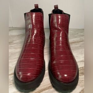 Burgundy FERGIE Leather Croc-Embossed Ankle Boots Size 7.5